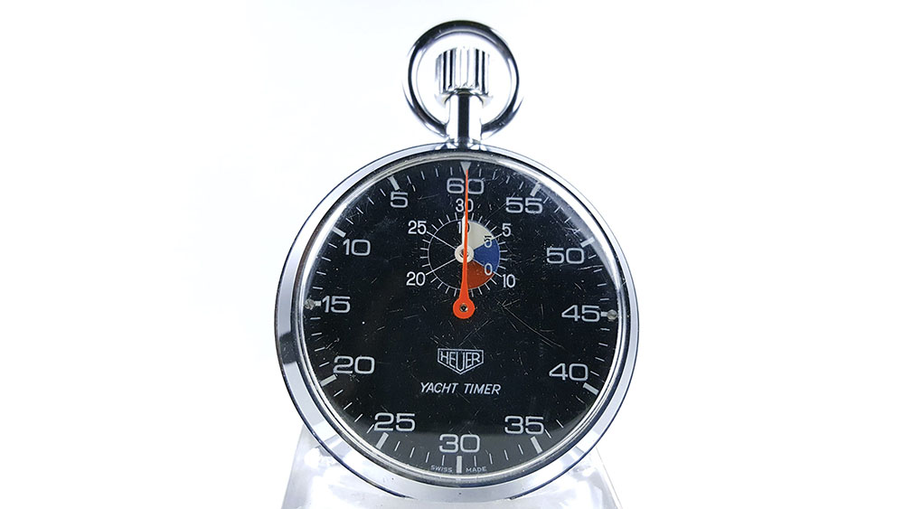 7-stopwatch-HEUER-yacht-timer-black-dial-ref-603-615-close-up-shot-ikonicstopwatch-com.jpg