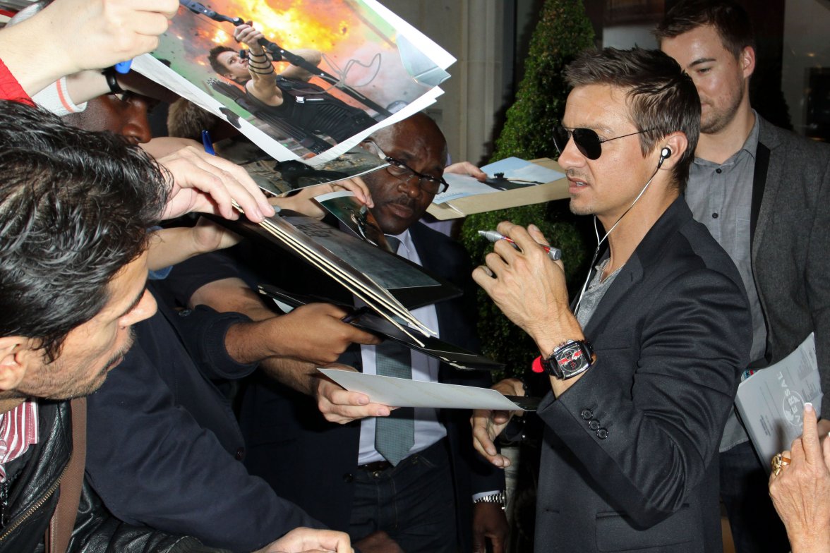 Signing-autographs-in-London-jeremy-renner-34596961-3096-2064.jpg