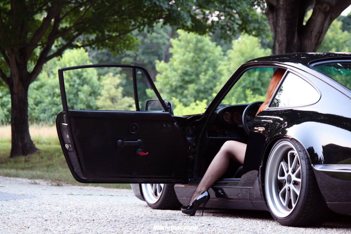 Porsche 911 babe door open.jpg