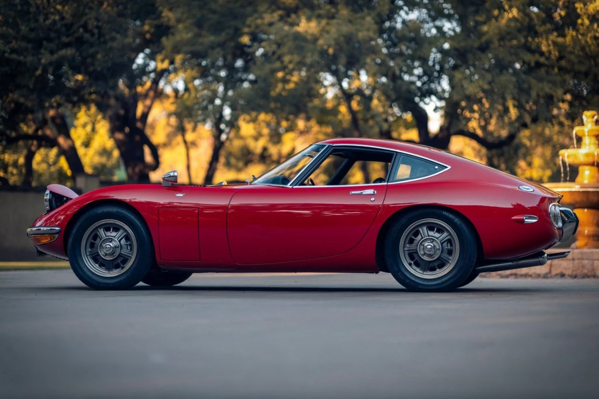 1967 Toyota 2000GT 1.jpg