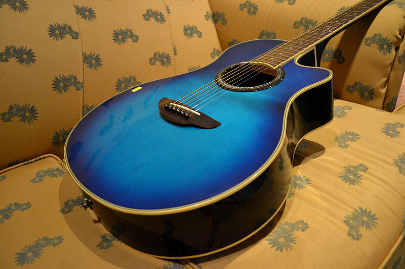 Yamaha_APX700_blue_sunburst_-_angled_(2011-08-26_22.27.40_by_Yousef_AH).jpg