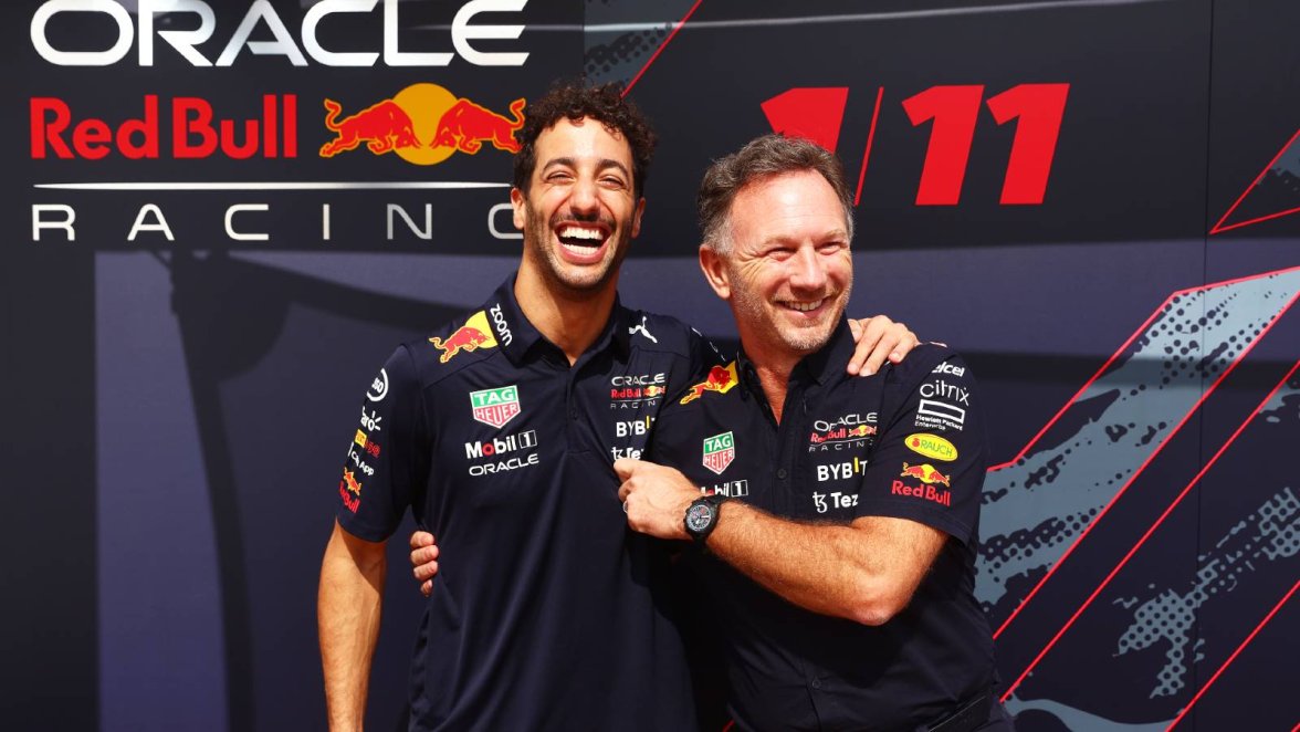 Daniel-Ricciardo-jokes-with-Christian-Horner-planetF1.jpg