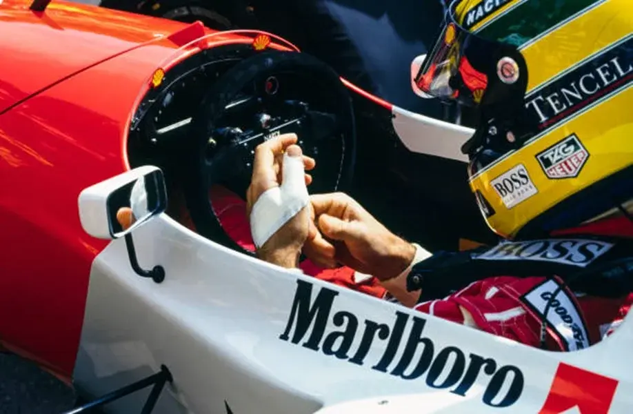 Senna cockpit mp4-8.webp