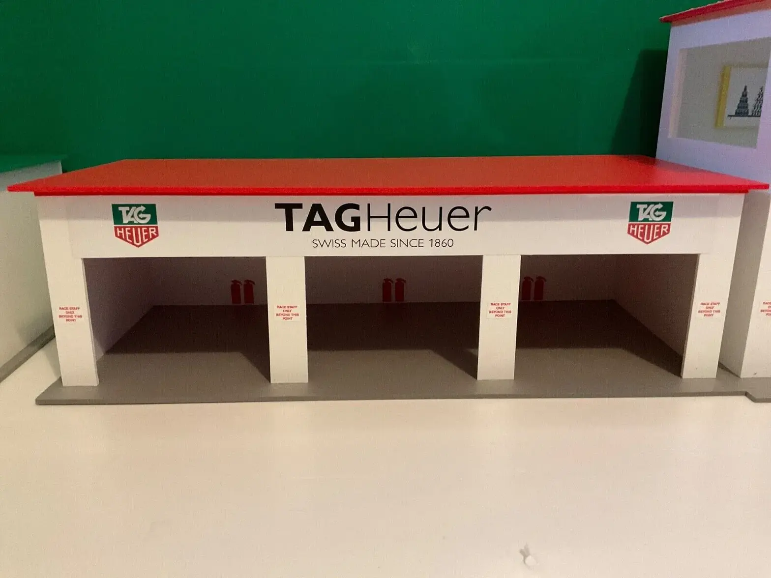 1-32 Scale Tag Heuer 3x Car Pit Garage 1.webp