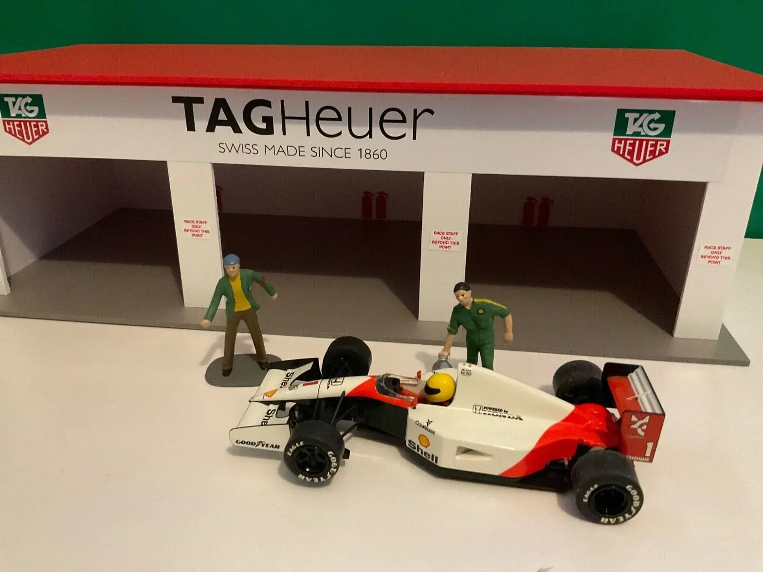 1-32 Scale Tag Heuer 3x Car Pit Garage 2.webp