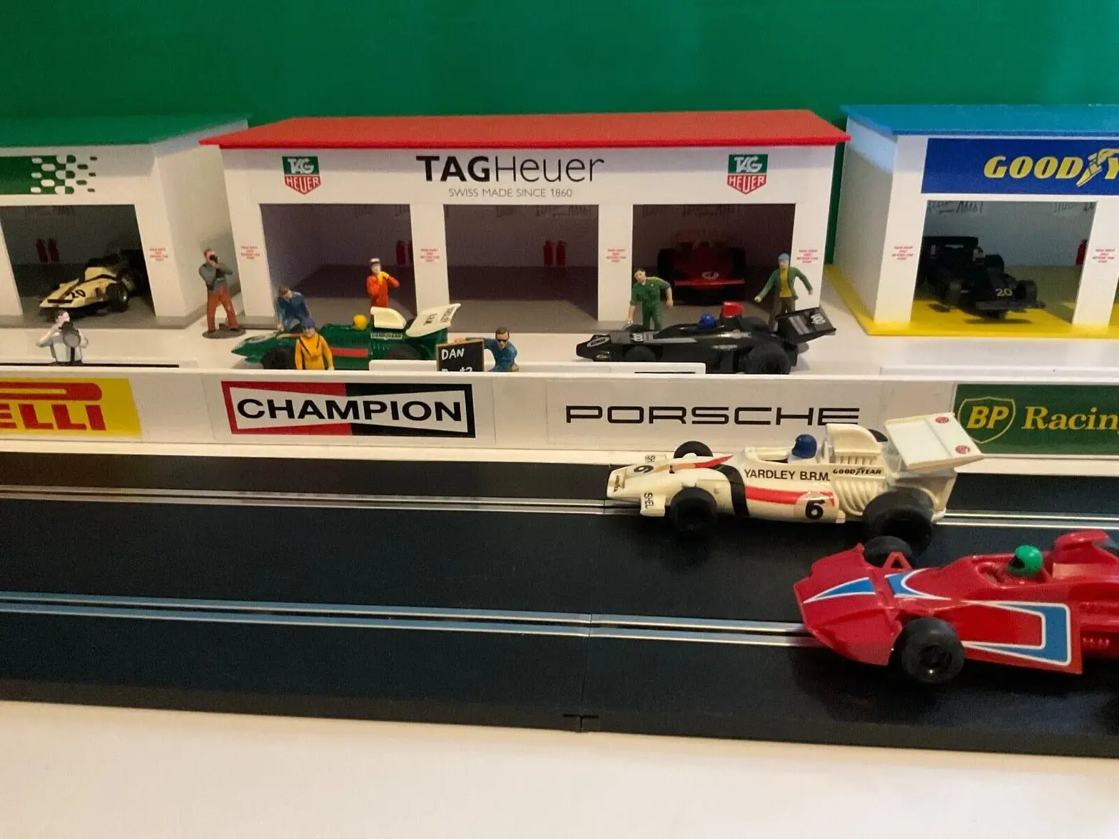 1-32 Scale Tag Heuer 3x Car Pit Garage 3.webp