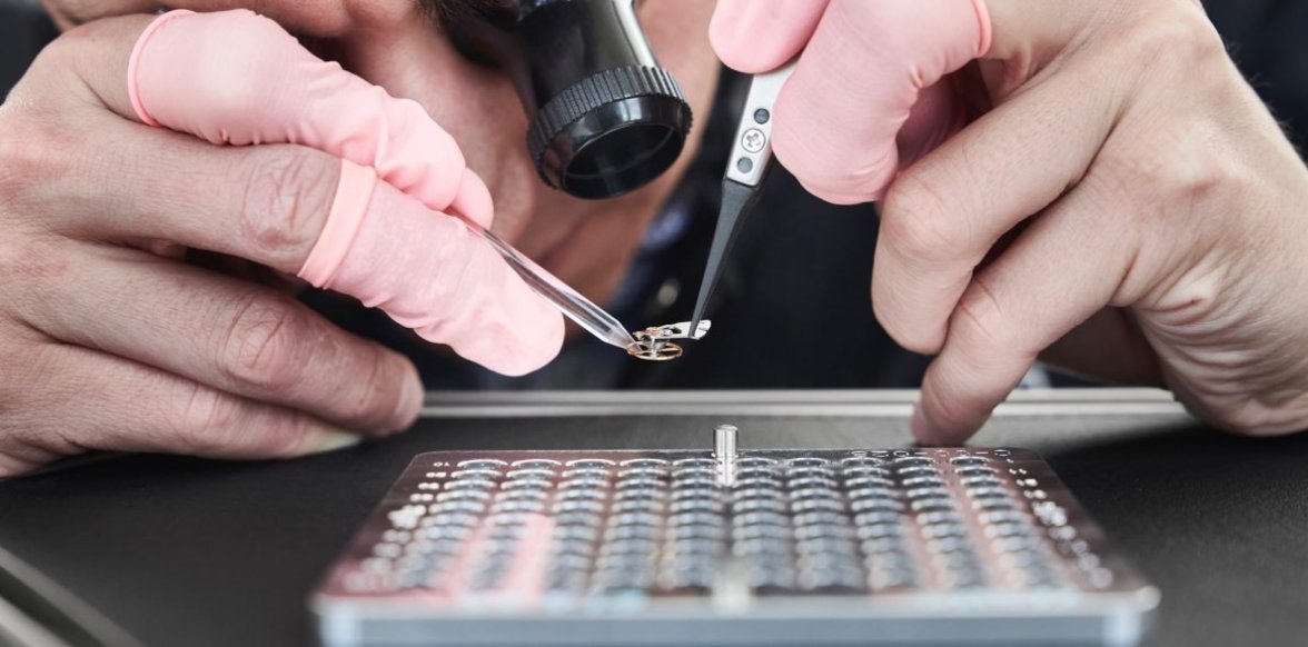 Watchmaker-assembling-the-carbon-hairpsring.jpg